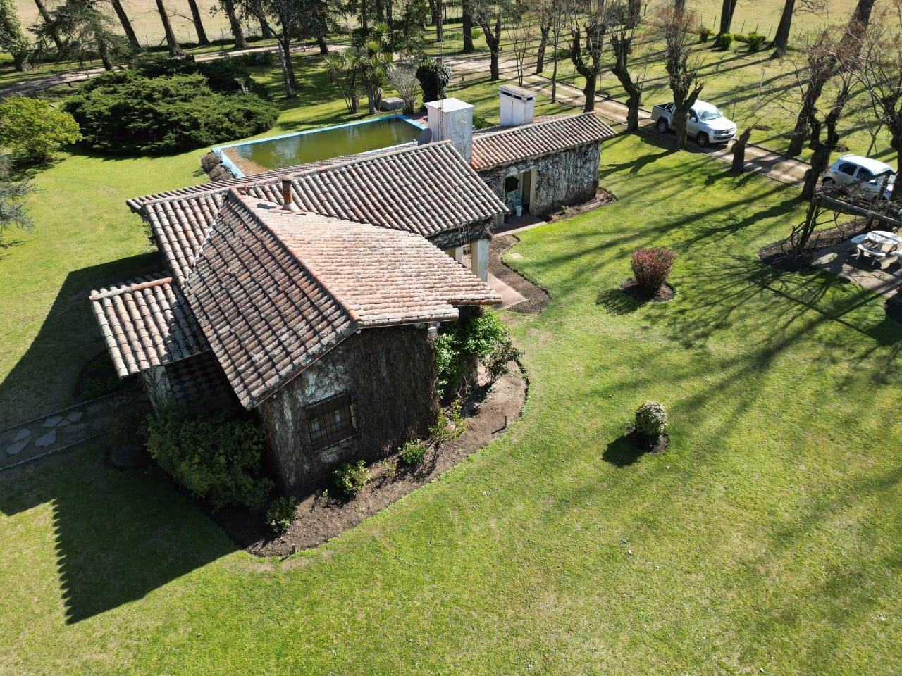 Chacra de 6,2 ha con casa de piedra y parque